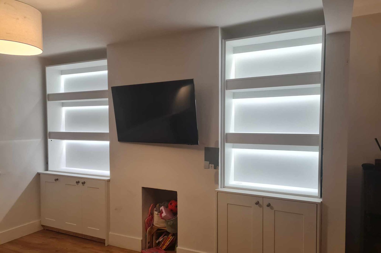 Alcove units with LED-lit shelves