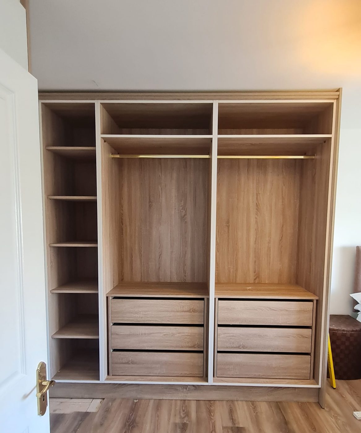Oak-effect inside: shelving, two hanging rails and six drawers